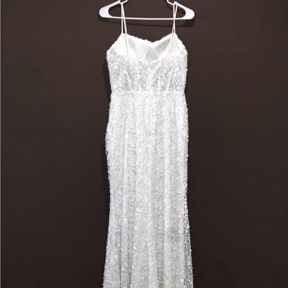 Elegant White Lace Gown - image 8